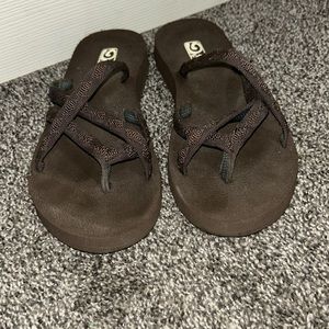 Teva Olowahu slip on sandals brown size 8